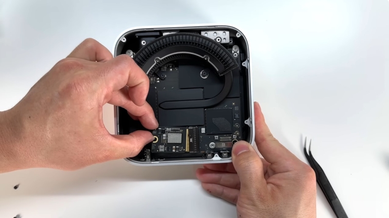 Энтузиасты разобрали новый Apple Mac Mini — компактный ПК получил съёмный SSD